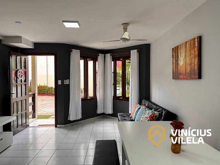 Casa com 3 suítes ambas com ar condicionado e TV, banheiros