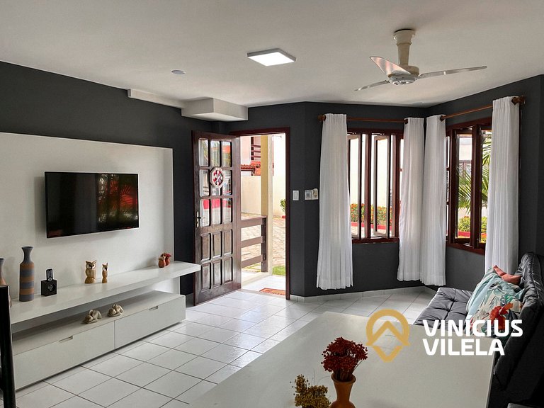 Casa com 3 suítes ambas com ar condicionado e TV, banheiros