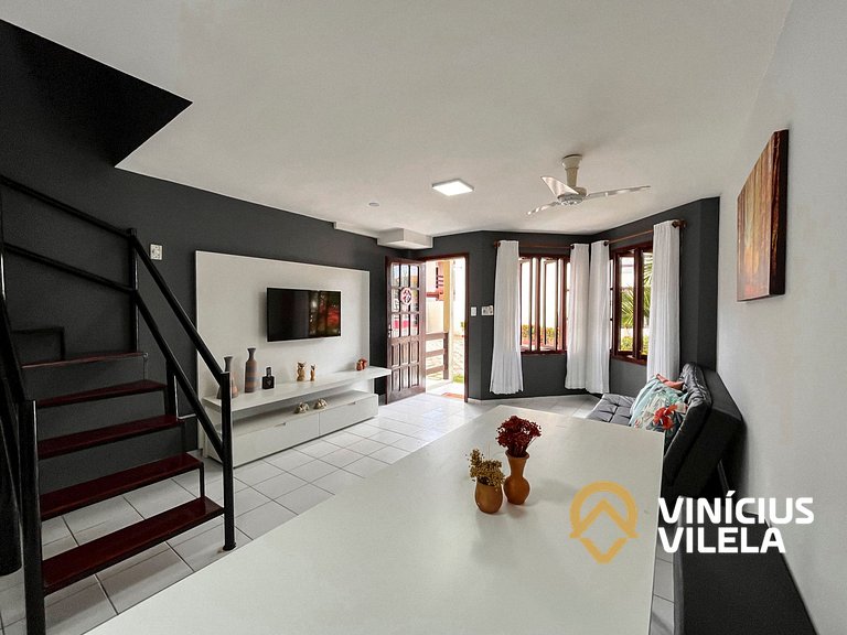 Casa com 3 suítes ambas com ar condicionado e TV, banheiros