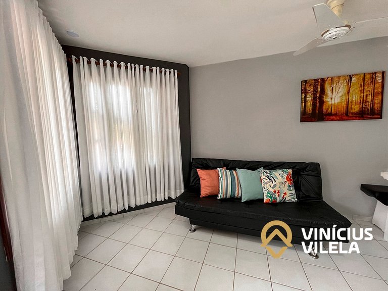 Casa com 3 suítes ambas com ar condicionado e TV, banheiros