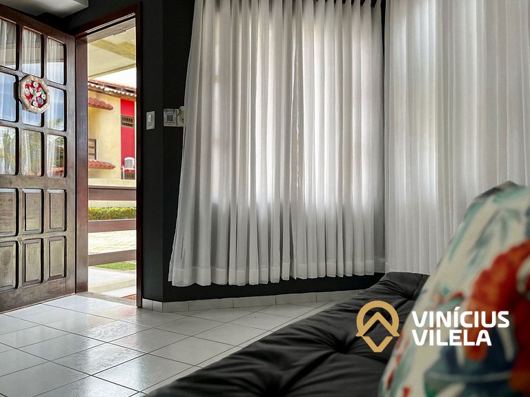 Casa com 3 suítes ambas com ar condicionado e TV, banheiros