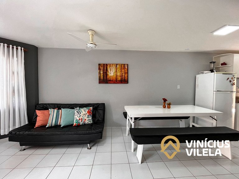 Casa com 3 suítes ambas com ar condicionado e TV, banheiros