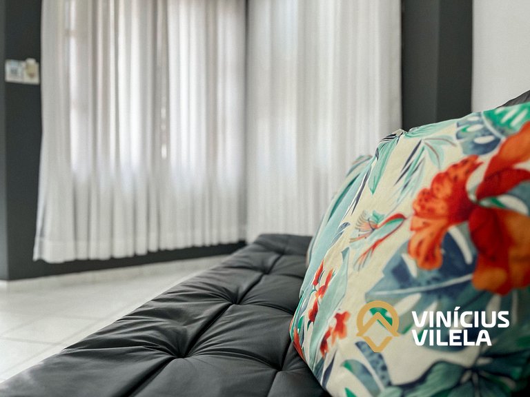 Casa com 3 suítes ambas com ar condicionado e TV, banheiros