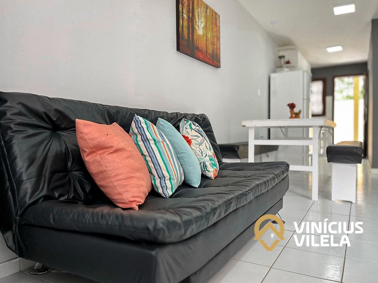 Casa com 3 suítes ambas com ar condicionado e TV, banheiros