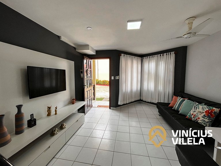 Casa com 3 suítes ambas com ar condicionado e TV, banheiros