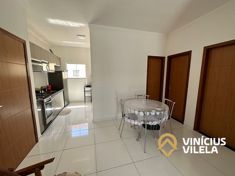 Apto no pavimento superior com 2 quartos (ambos com ar)com v