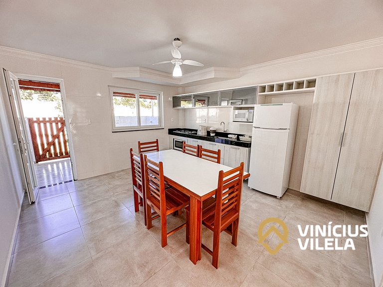 Casa toda climatizada com 2 suítes, gourmet privativo e inte