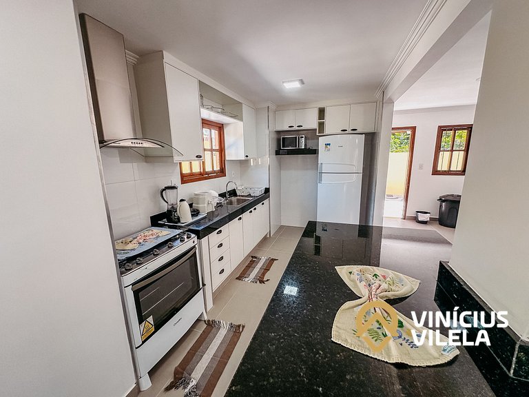Casa diferenciada e reformada, com 3 suítes (todas com ar co
