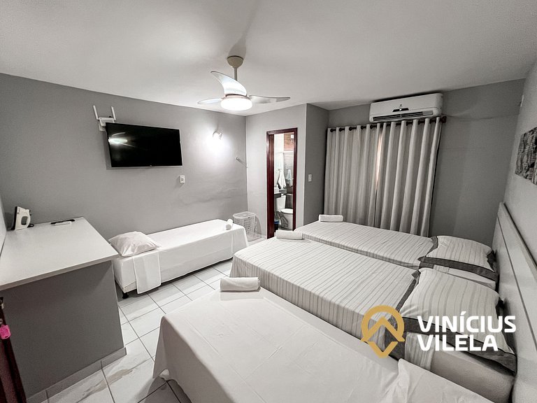 Casa com 3 suítes ambas com ar condicionado e TV, banheiros