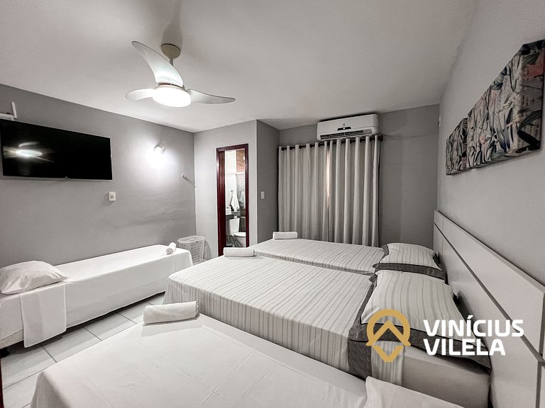 Casa com 3 suítes ambas com ar condicionado e TV, banheiros