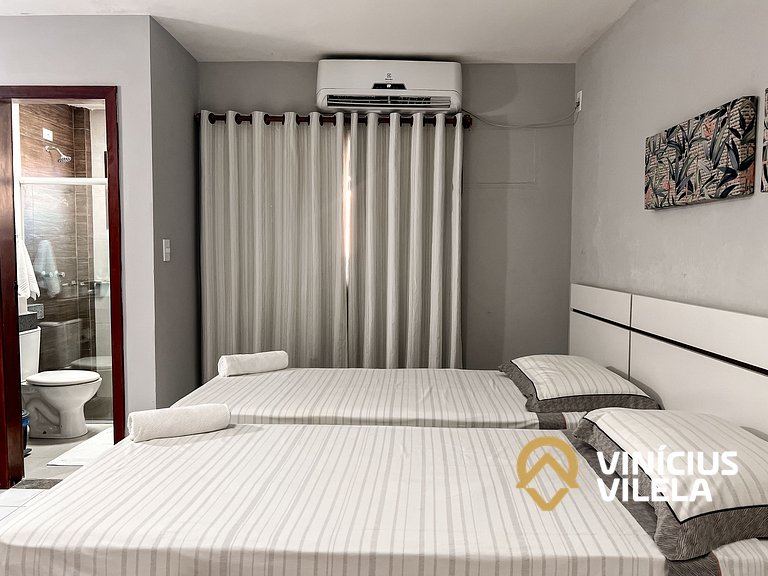 Casa com 3 suítes ambas com ar condicionado e TV, banheiros