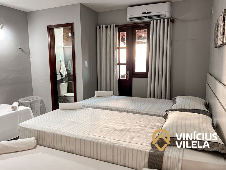 Casa com 3 suítes ambas com ar condicionado e TV, banheiros