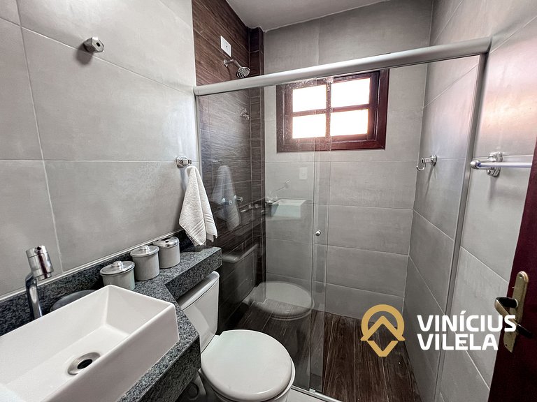 Casa com 3 suítes ambas com ar condicionado e TV, banheiros
