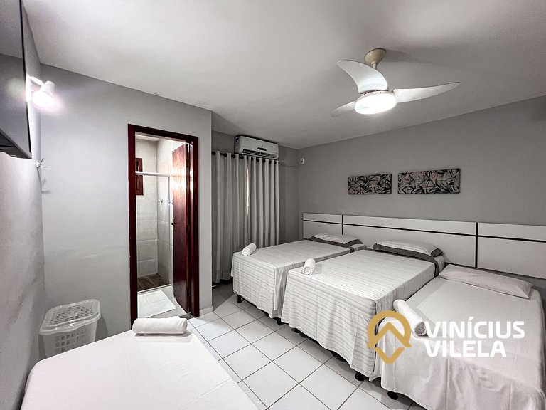 Casa com 3 suítes ambas com ar condicionado e TV, banheiros