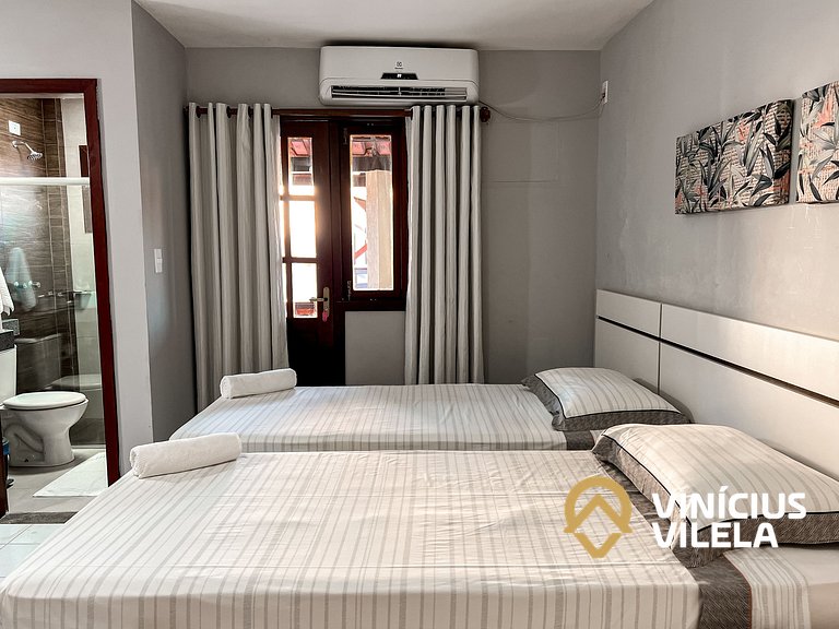 Casa com 3 suítes ambas com ar condicionado e TV, banheiros