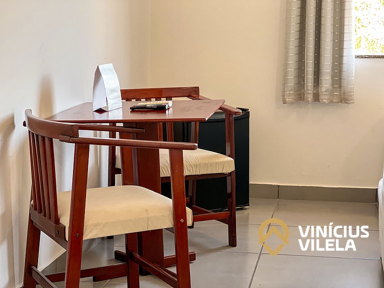 Suiíte com ar condicionado, frigobar e mesa para trabalho ac