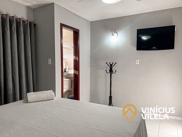 Casa com 3 suítes ambas com ar condicionado e TV, banheiros
