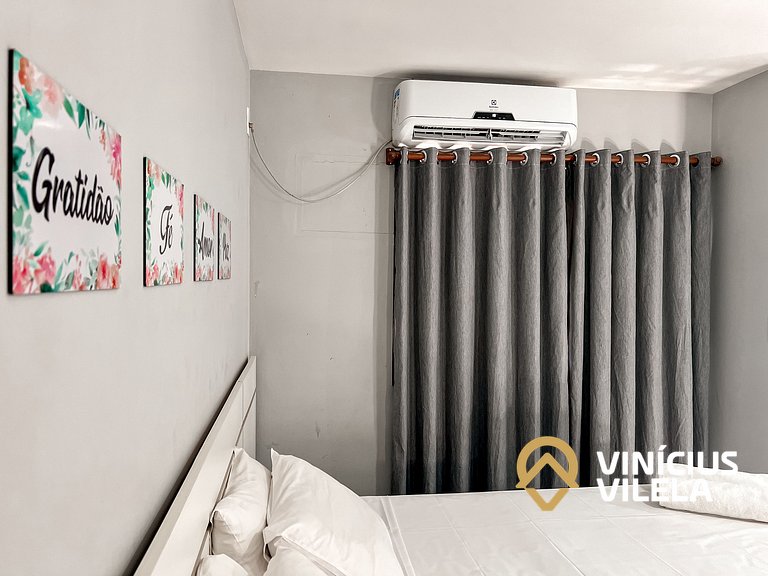 Casa com 3 suítes ambas com ar condicionado e TV, banheiros