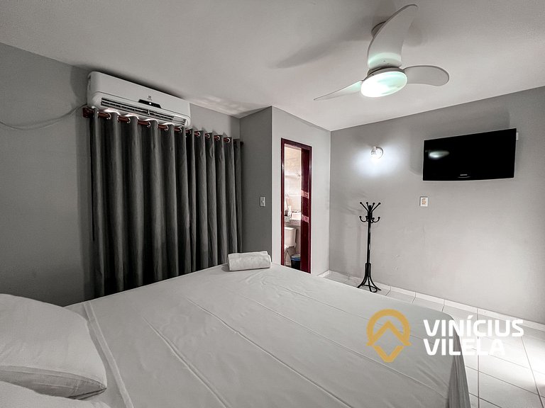 Casa com 3 suítes ambas com ar condicionado e TV, banheiros