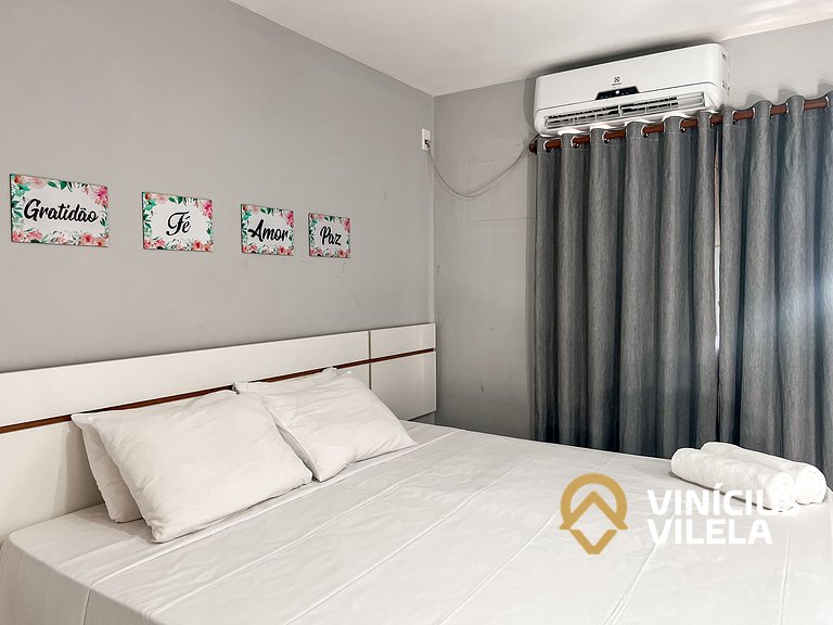 Casa com 3 suítes ambas com ar condicionado e TV, banheiros