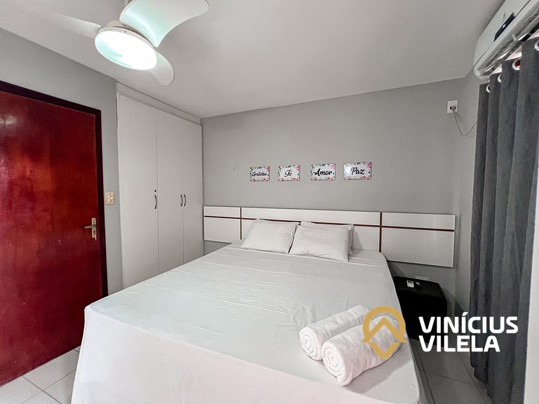 Casa com 3 suítes ambas com ar condicionado e TV, banheiros