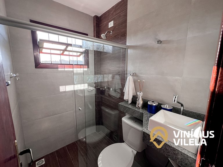 Casa com 3 suítes ambas com ar condicionado e TV, banheiros