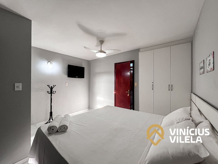 Casa com 3 suítes ambas com ar condicionado e TV, banheiros