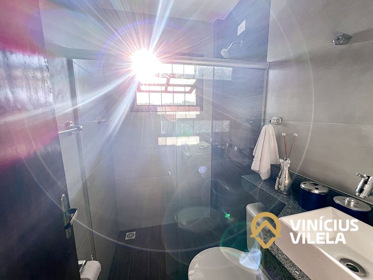 Casa com 3 suítes ambas com ar condicionado e TV, banheiros