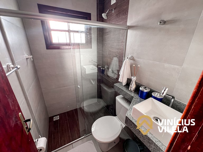 Casa com 3 suítes ambas com ar condicionado e TV, banheiros