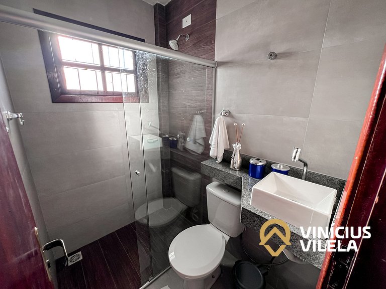 Casa com 3 suítes ambas com ar condicionado e TV, banheiros
