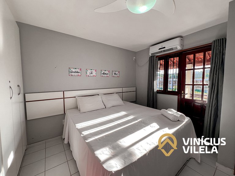 Casa com 3 suítes ambas com ar condicionado e TV, banheiros