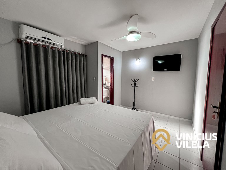 Casa com 3 suítes ambas com ar condicionado e TV, banheiros