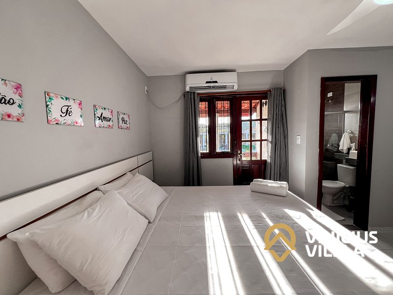 Casa com 3 suítes ambas com ar condicionado e TV, banheiros