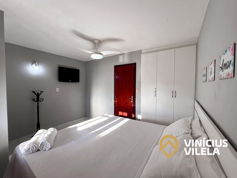Casa com 3 suítes ambas com ar condicionado e TV, banheiros