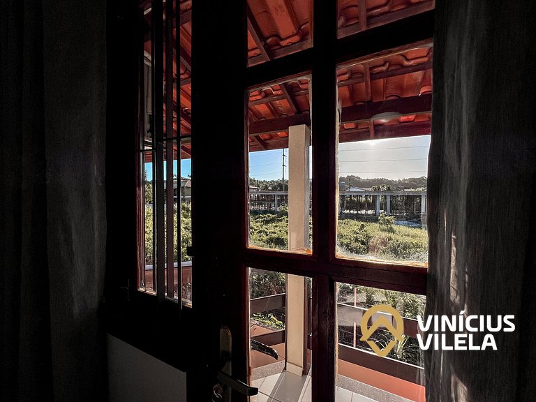 Casa com 3 suítes ambas com ar condicionado e TV, banheiros