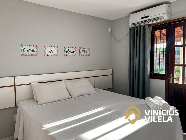 Casa com 3 suítes ambas com ar condicionado e TV, banheiros