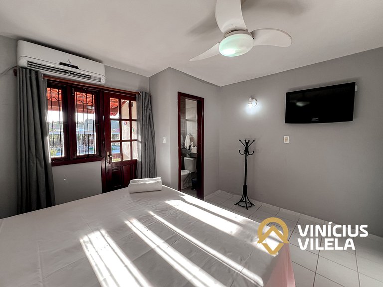 Casa com 3 suítes ambas com ar condicionado e TV, banheiros