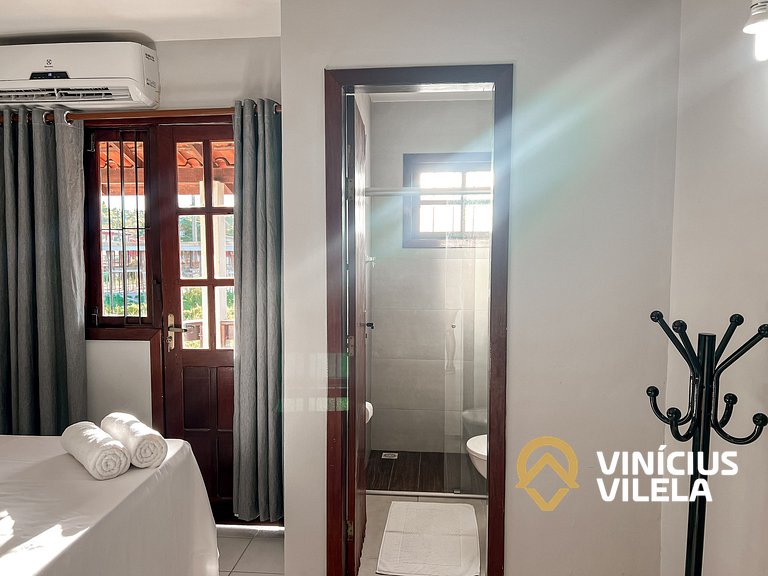Casa com 3 suítes ambas com ar condicionado e TV, banheiros
