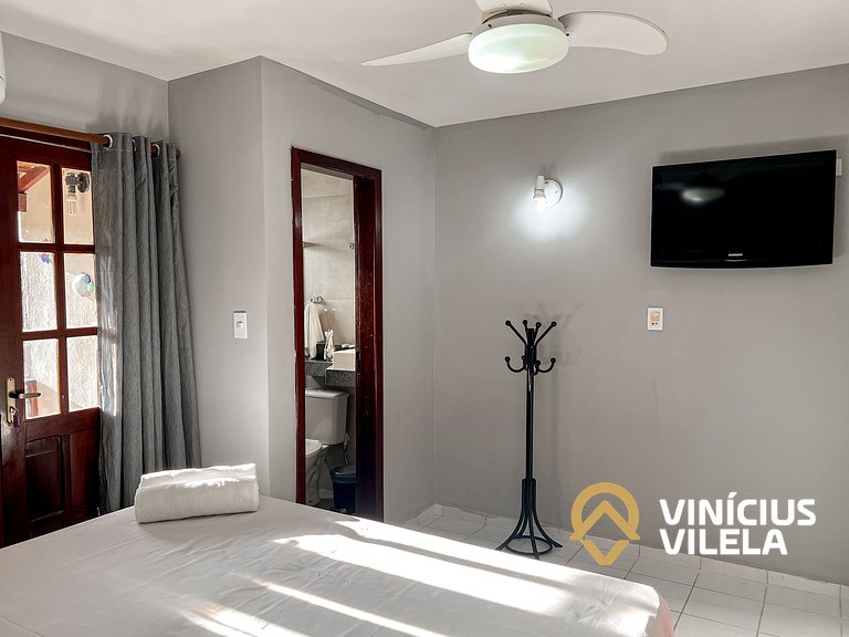 Casa com 3 suítes ambas com ar condicionado e TV, banheiros