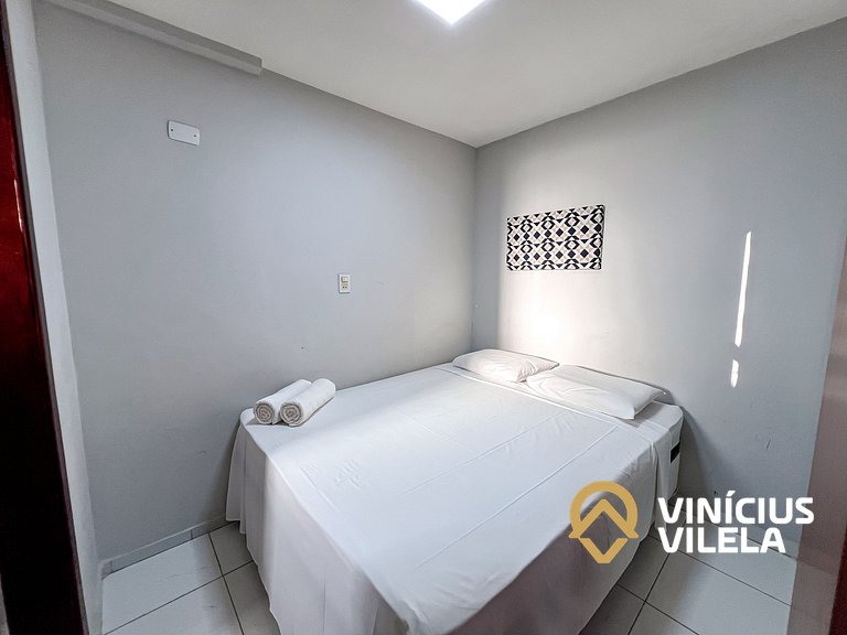 Casa com 3 suítes ambas com ar condicionado e TV, banheiros