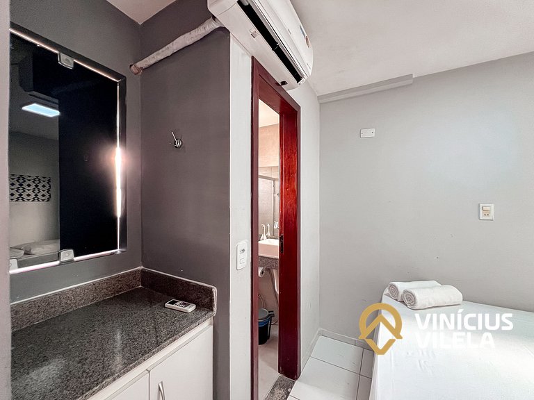 Casa com 3 suítes ambas com ar condicionado e TV, banheiros