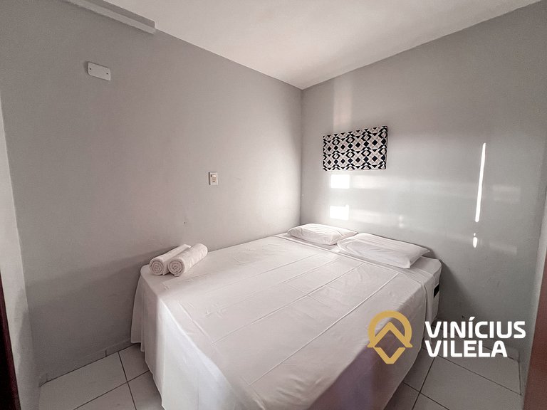Casa com 3 suítes ambas com ar condicionado e TV, banheiros