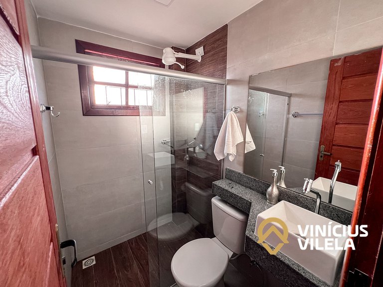 Casa com 3 suítes ambas com ar condicionado e TV, banheiros