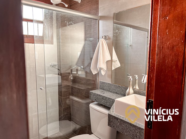 Casa com 3 suítes ambas com ar condicionado e TV, banheiros