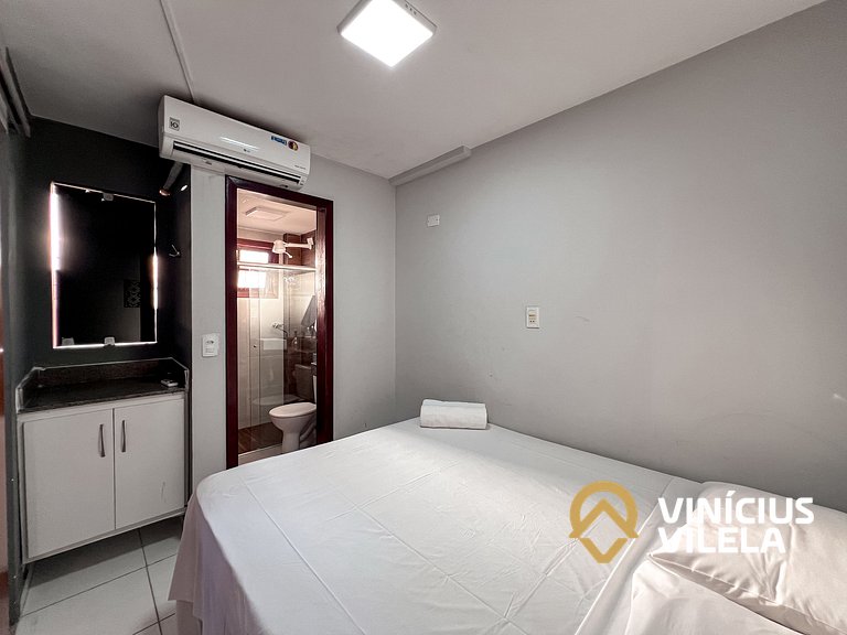 Casa com 3 suítes ambas com ar condicionado e TV, banheiros