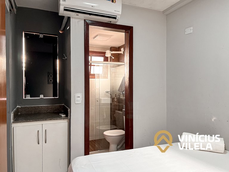 Casa com 3 suítes ambas com ar condicionado e TV, banheiros