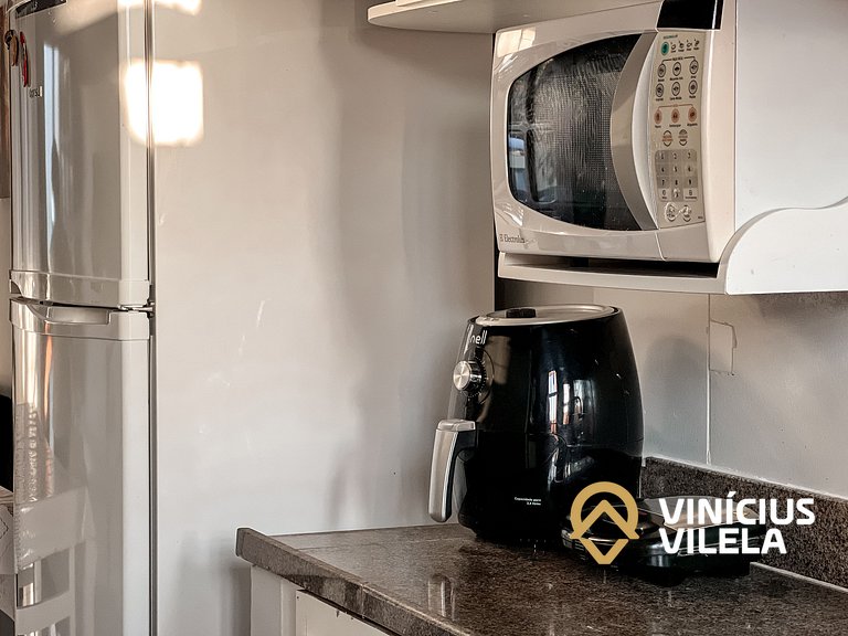 Casa com 3 suítes ambas com ar condicionado e TV, banheiros