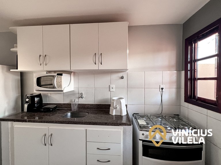 Casa com 3 suítes ambas com ar condicionado e TV, banheiros