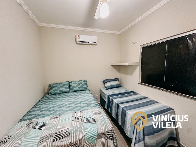 Apto Térreo 2 quartos sendo 1 suite (ambos com ar), acomodam