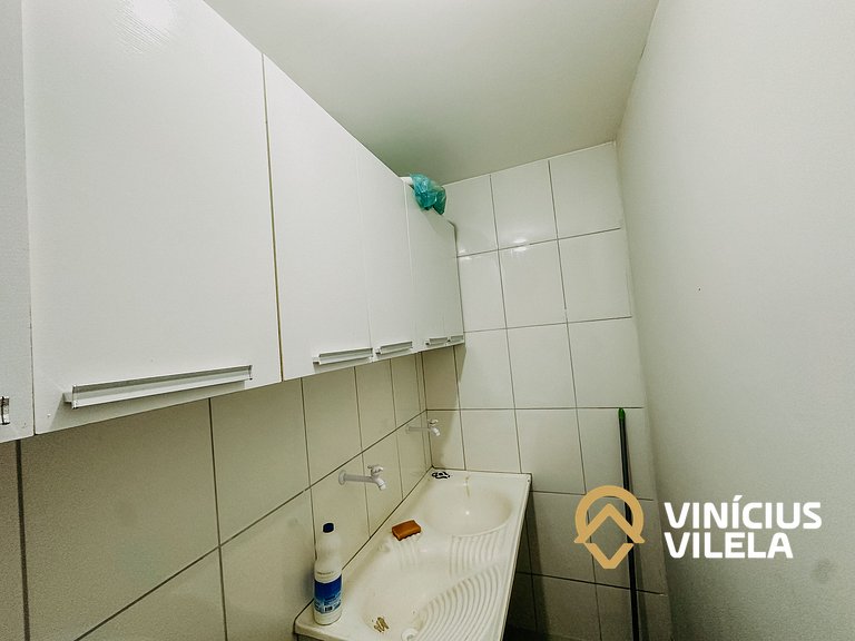 Apto Térreo 2 quartos sendo 1 suite (ambos com ar), acomodam